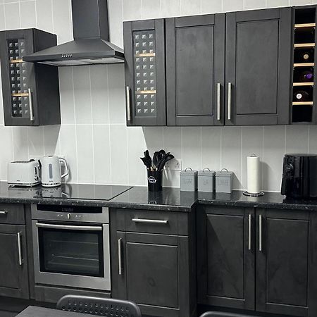 Modern 2 Bed Near Turf Moor Football Stadium, Parks, Canal And Lake Burnley Bagian luar foto