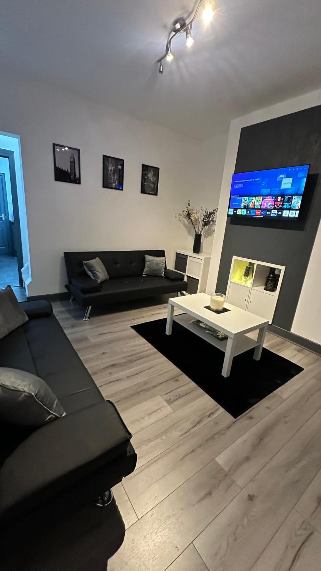 Modern 2 Bed Near Turf Moor Football Stadium, Parks, Canal And Lake Burnley Bagian luar foto