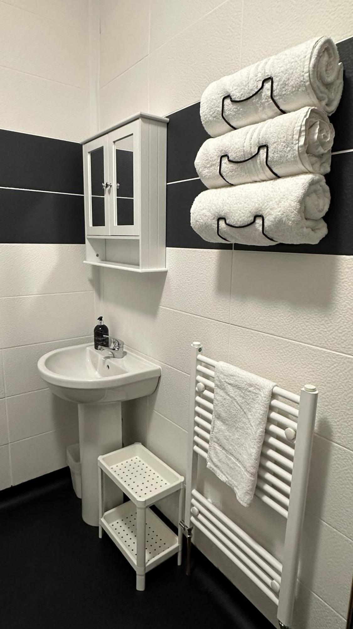 Modern 2 Bed Near Turf Moor Football Stadium, Parks, Canal And Lake Burnley Bagian luar foto